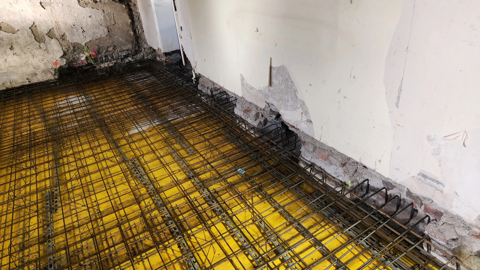 Reinforcement of a concrete slab in an existing building